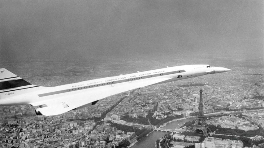 Ein Prototyp der "Concorde" über dem Eiffelturm. Bei der Pariser Luftfahrtschau 1969 wurde die französich-britische Gemeinschaftsentwicklung zum ersten mal einem Internationalen Publikum präsentiert.