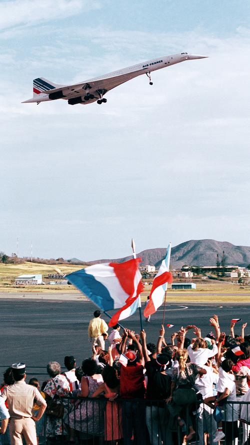 Die Concorde als Dienstfahrzeug: französische Staatspräsidenten nutzen den Flieger gerne für Staatsbesuche im Ausland. Welche Maschine hätte die Grande Nation besser repräsentieren können? Hier fliegt Präsident Jaques Cirac von Nouméa, der Hauptstadt des französischen Überseegebiets Neukaledonien, 1987 zurück nach Paris