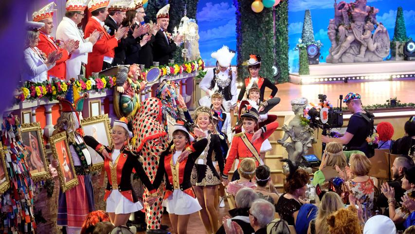 Zehn Tanzmariechen, die in den Jahren zwischen 1986 und 2018 Deutsche Meisterinnen im Karnevalstanz waren, präsentierten gemeinsam ein Tanz-Medley.