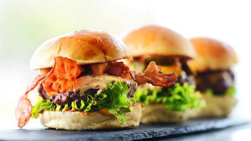 "Burger auf Rädern", das haben sich die klugen Köpfe hinter den "Guerilla Gröstl Foodtrucks" zur Idee gemacht. Wer auf Live Cooking steht, ist hier genau an der richtigen Adresse, denn die Burger werden direkt vor den Augen der Kundschaft zubereitet. Vielseitige Kreationen, die von Goatcheese Burgern mit Rosmarinhonig und Bacon bis hin zum Falafel-Burger reichen, sollen den "Inbegriff von Streetfoodgenuss" darstellen, so die Macher. Auch verschiedene Low-Carb-Varianten sind im Angebot. 237 Leser haben sich in die Idee vom fahrbaren Burger verliebt - das heißt Platz 5. "Burger auf Rädern", das haben sich die klugen Köpfe hinter den "Guerilla Gröstl Foodtrucks" zur Idee gemacht. Wer auf Live Cooking steht, ist hier genau an der richtigen Adresse, denn die Burger werden direkt vor den Augen der Kundschaft zubereitet. Vielseitige Kreationen, die von Goatcheese Burgern mit Rosmarinhonig und Bacon bis hin zum Falafel-Burger reichen, sollen den "Inbegriff von Streetfoodgenuss" darstellen, so die Macher. Auch verschiedene Low-Carb-Varianten sind im Angebot. 237 Leser haben sich in die Idee vom fahrbaren Burger verliebt - das heißt Platz 5.
