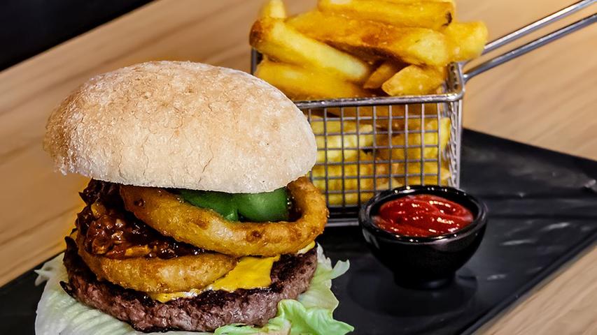 Ob Fast-Food-Kette oder lokale Burger-Schmiede - Die Landschaft der Burgerläden in Nürnberg ist eine stetig wachsende. Wir wollten es genau wissen: Drei Wochen durften unsere Leser für ihr Lieblingslokal abstimmen - Und hier kommt die Auswertung.
Diese Lage! Eingerahmt zwischen Lorenzkirche und Hauptmarkt ist der Admiral Filmpalast eine Institution für Cineasten - doch in dem mehrstöckigen Komplex gibt es auch Burger. Aushängeschild ist der Onion-Bacon-Champ für 12,90 Euro - 200 Gramm gegrilltes Beef, Cheddar-Käse und jede Menge Speck! Sechs Usern schmeckt's dort besonders gut. Ob Fast-Food-Kette oder lokale Burger-Schmiede - Die Landschaft der Burgerläden in Nürnberg ist eine stetig wachsende. Wir wollten es genau wissen: Drei Wochen durften unsere Leser für ihr Lieblingslokal abstimmen - Und hier kommt die Auswertung.
Diese Lage! Eingerahmt zwischen Lorenzkirche und Hauptmarkt ist der Admiral Filmpalast eine Institution für Cineasten - doch in dem mehrstöckigen Komplex gibt es auch Burger. Aushängeschild ist der Onion-Bacon-Champ für 12,90 Euro - 200 Gramm gegrilltes Beef, Cheddar-Käse und jede Menge Speck! Sechs Usern schmeckt's dort besonders gut.