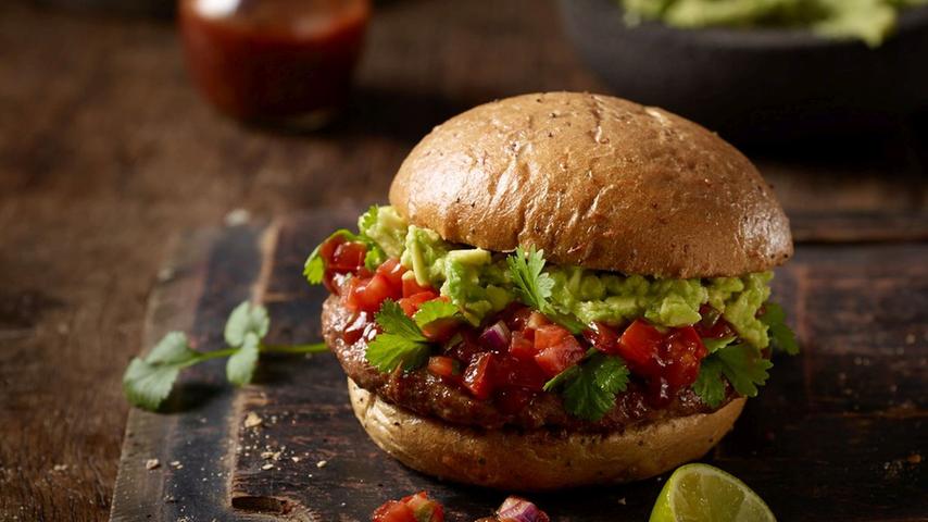 Das B.Good ist mehr als nur ein Bowl-Restaurant: Nein, hier gibt es auch Burger für nahezu jeden Geschmack auf der Karte. Da wären zum Beispiel der El Guapo mit feurigem Jalapeño-Kraut und gegrilltem Speck oder der Adopted Luke mit gegrillten Champignons und karamellisierten Zwiebeln. Besonders beliebt ist aber der West-Side-Burger, der mit Guacamole, Tomatensalsa und einem Hauch von Limette besticht. Gewählt wird zwischen Rind, Hähnchen oder Veggie sowie drei Arten von Brötchen. "Wir setzen auf frische Inhaltsstoffe, saisonale Komponenten und frische Zubereitung", heißt es aus der Marketing-Abteilung. 14 Stimmen gehen an das B.Good.
Mehr zu B.Good gibt es in unserer Gastro-Datenbank. Das B.Good ist mehr als nur ein Bowl-Restaurant: Nein, hier gibt es auch Burger für nahezu jeden Geschmack auf der Karte. Da wären zum Beispiel der El Guapo mit feurigem Jalapeño-Kraut und gegrilltem Speck oder der Adopted Luke mit gegrillten Champignons und karamellisierten Zwiebeln. Besonders beliebt ist aber der West-Side-Burger, der mit Guacamole, Tomatensalsa und einem Hauch von Limette besticht. Gewählt wird zwischen Rind, Hähnchen oder Veggie sowie drei Arten von Brötchen. "Wir setzen auf frische Inhaltsstoffe, saisonale Komponenten und frische Zubereitung", heißt es aus der Marketing-Abteilung. 14 Stimmen gehen an das B.Good.
Mehr zu B.Good gibt es in unserer Gastro-Datenbank.