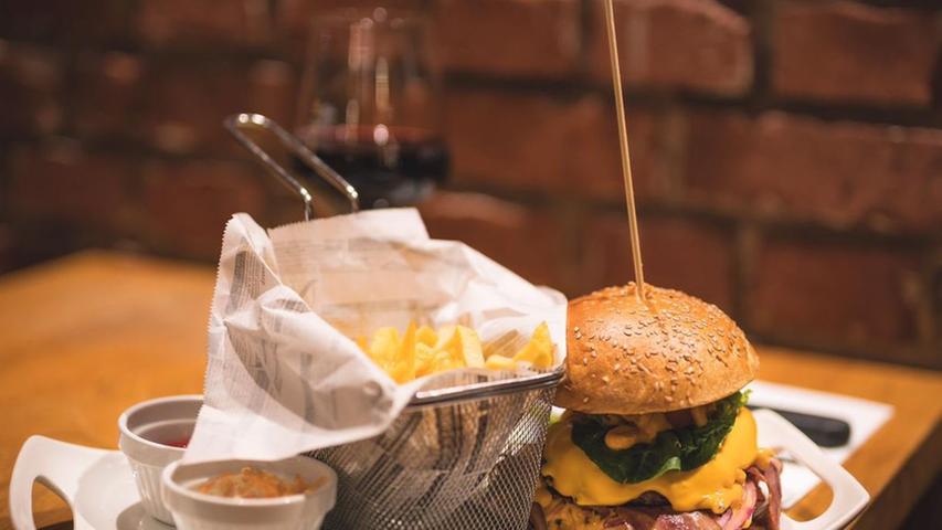 Wilson's Kostbarkeiten ist ein Refugium für Genießer unweit des Nürnberger Opernhauses. Auf der Karte steht neben einem klassischen 180-Gramm-Burger auch eine vegetarische Variante mit Grillgemüse - und ein Italian Burger mit Hähnchenbrustfilet. "Beste Qualität für höchste Ansprüche und puren Genuss", versprechen die Verantwortlichen. Damit holte sich das Wilson's 23 Stimmen.
Mehr zu Wilson's Kostbarkeiten gibt es in unserer Gastro-Datenbank. Wilson's Kostbarkeiten ist ein Refugium für Genießer unweit des Nürnberger Opernhauses. Auf der Karte steht neben einem klassischen 180-Gramm-Burger auch eine vegetarische Variante mit Grillgemüse - und ein Italian Burger mit Hähnchenbrustfilet. "Beste Qualität für höchste Ansprüche und puren Genuss", versprechen die Verantwortlichen. Damit holte sich das Wilson's 23 Stimmen.
Mehr zu Wilson's Kostbarkeiten gibt es in unserer Gastro-Datenbank.