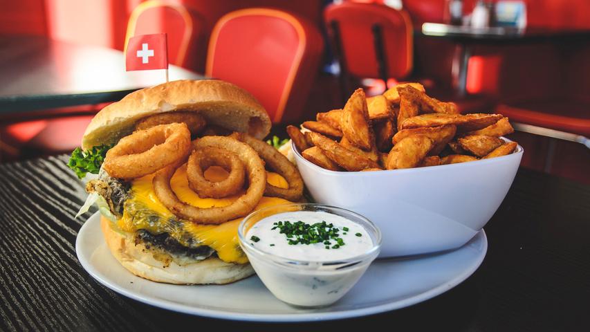 Es ist das Burger-Urgestein der Stadt: Schon 1998 wurde das Chong's Diner am Obstmarkt eröffnet, seit 2014 steht es in der Beckschlagergasse 6. Die Burgerauswahl in dem typisch amerikanischen Lokal mit roten Lederbänken und Retro-Polstern ist gigantisch: Es gibt 31 Varianten - darunter auch ein Turkey-Burger mit gegrillter Truthahnbrust und der "Little Italy" mit einem hausgemachten Couscous-Gemüsepad. Die Brötchen werden übrigens extra vom Bäcker gebacken und das Fleisch kommt vom Metzger. Für den dritten Platz hat's nicht ganz gereicht - 290 Stimmen kann sich das Chong's Diner trotzdem auf sein Konto schreiben. 
 
  Mehr zu Chong's Diner gibt es in unserer Gastro-Datenbank.