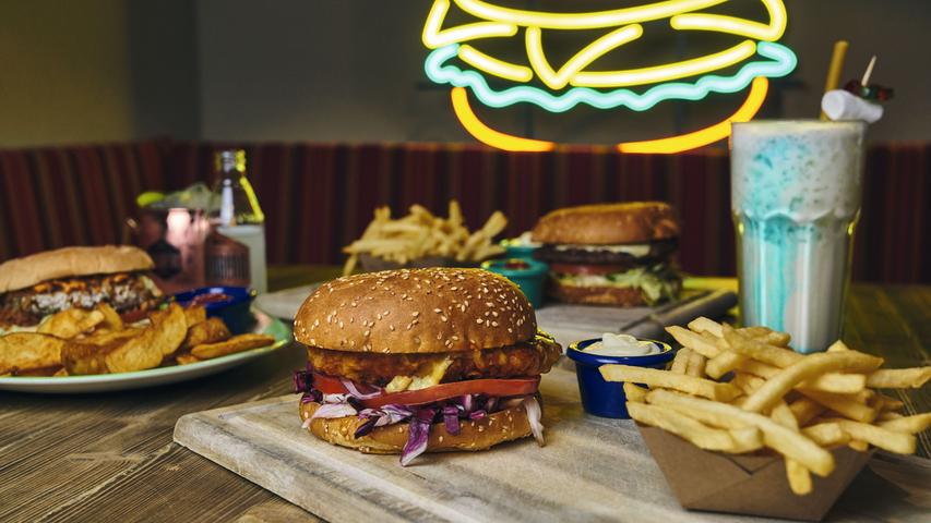 "Echte Burger, echter Taste", kündigen die Macher des Sausalitos ihre vielseitigen Kreationen an. Auf Feinschmecker warten unter anderem der Pulled BBQ Burger, mit geschmortem Rindfleisch, oder auch der Mädchenburger mit BBQ-Sauce und Sauerrahm im Sesambrötchen. Auch Veganer und Vegetarier müssen nicht hungrig nach Hause gehen. Großes Burger Ehrenwort! Neun User haben das Sausalitos zu ihrem persönlichen Lieblingsburgerladen erkoren.
Mehr zu Sausalitos gibt es in unserer Gastro-Datenbank. "Echte Burger, echter Taste", kündigen die Macher des Sausalitos ihre vielseitigen Kreationen an. Auf Feinschmecker warten unter anderem der Pulled BBQ Burger, mit geschmortem Rindfleisch, oder auch der Mädchenburger mit BBQ-Sauce und Sauerrahm im Sesambrötchen. Auch Veganer und Vegetarier müssen nicht hungrig nach Hause gehen. Großes Burger Ehrenwort! Neun User haben das Sausalitos zu ihrem persönlichen Lieblingsburgerladen erkoren.
Mehr zu Sausalitos gibt es in unserer Gastro-Datenbank.