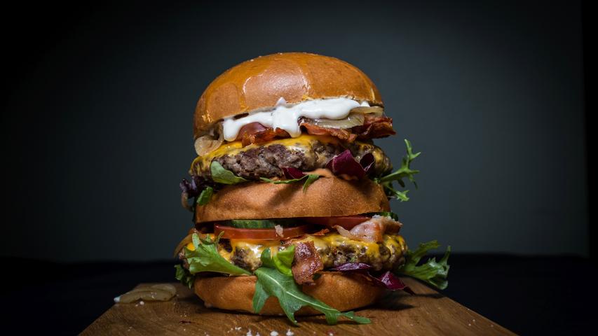 Hereinspaziert, Burgerfreunde - heißt es mitten in der lebendigen Nürnberger Innenstadt. Das "Burgerheart" erwartet Feinschmecker mit allerlei exotischen bis ländlichen Kreationen. Da warten zum Beispiel der Surf&Turf-Burger mit Riesengarnelen oder der Matterhorn-Burger mit Kartoffelrösti und jeder Menge Edamer-Käse. Außerdem können die Kunden hier zwischen vier verschiedenen Brotsorten - Brioche, Sesam, Lauge oder Vollkorn - wählen. 68 Stimmen gehören dem Burgerheart.
Mehr zum Burgerheart gibt es in unserer Gastro-Datenbank. Hereinspaziert, Burgerfreunde - heißt es mitten in der lebendigen Nürnberger Innenstadt. Das "Burgerheart" erwartet Feinschmecker mit allerlei exotischen bis ländlichen Kreationen. Da warten zum Beispiel der Surf&Turf-Burger mit Riesengarnelen oder der Matterhorn-Burger mit Kartoffelrösti und jeder Menge Edamer-Käse. Außerdem können die Kunden hier zwischen vier verschiedenen Brotsorten - Brioche, Sesam, Lauge oder Vollkorn - wählen. 68 Stimmen gehören dem Burgerheart.
Mehr zum Burgerheart gibt es in unserer Gastro-Datenbank.