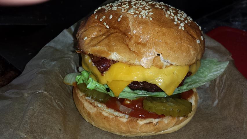 "Wir sind ein authentisches amerikanisches Smokehouse, das auf Barbecue spezialisiert ist", sagen die Verantwortlichen von Boogies BBQ. Burger sind nur ein kleiner Ausschnitt der Speisekarte - und stehen auch nur einmal pro Woche am Freitag auf der Karte. Ein ganz klassischer Burger sei es, sagen die Betreiber, einer, wie er in den USA vor über Hundert Jahren erdacht und gemacht wurde. "Kein Schnick-Schnack oder Fou-Fou." Für 96 Nutzer der beste Laden zum Burgeressen.
Mehr zu Boogies BBQ gibt es in unserer Gastro-Datenbank. "Wir sind ein authentisches amerikanisches Smokehouse, das auf Barbecue spezialisiert ist", sagen die Verantwortlichen von Boogies BBQ. Burger sind nur ein kleiner Ausschnitt der Speisekarte - und stehen auch nur einmal pro Woche am Freitag auf der Karte. Ein ganz klassischer Burger sei es, sagen die Betreiber, einer, wie er in den USA vor über Hundert Jahren erdacht und gemacht wurde. "Kein Schnick-Schnack oder Fou-Fou." Für 96 Nutzer der beste Laden zum Burgeressen.
Mehr zu Boogies BBQ gibt es in unserer Gastro-Datenbank.