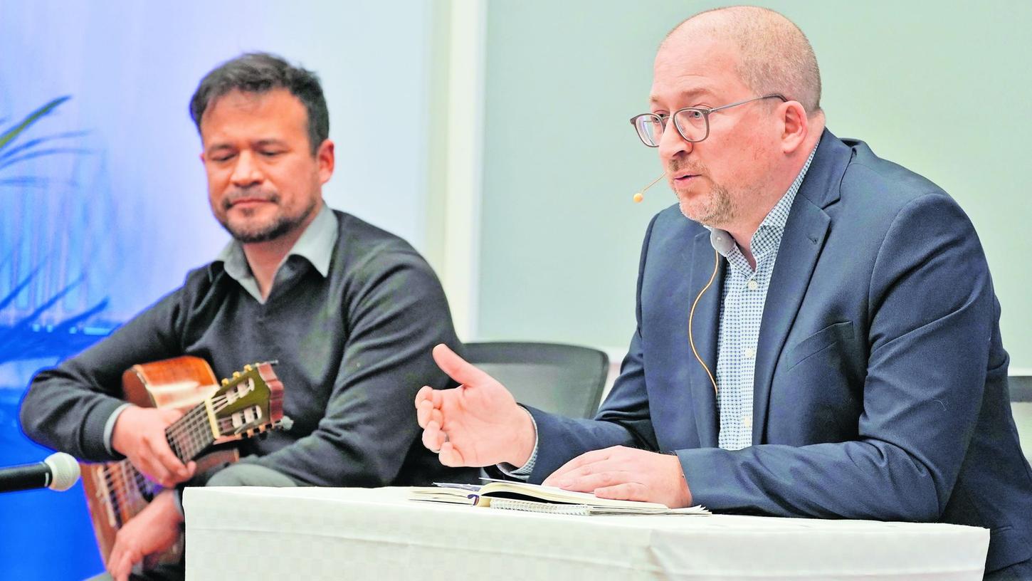 Autor Matthias Boll (rechts) las in den Räumen der FN-Geschäftsstelle, begleitet von Gitarist Luis Campos (links), aus seinen Glossen vor.