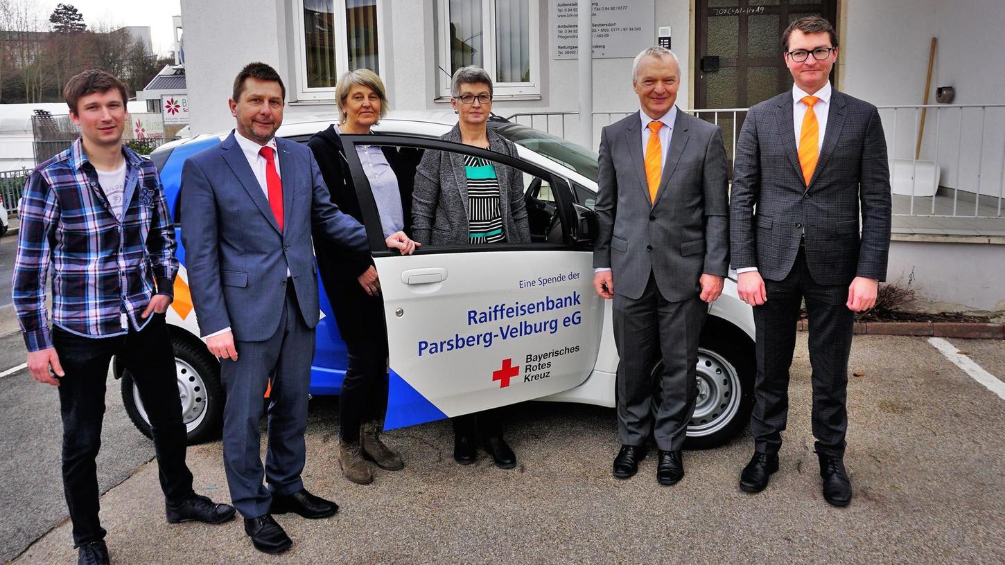 Parsberg: Raiffeisenbank sponsert E-Auto