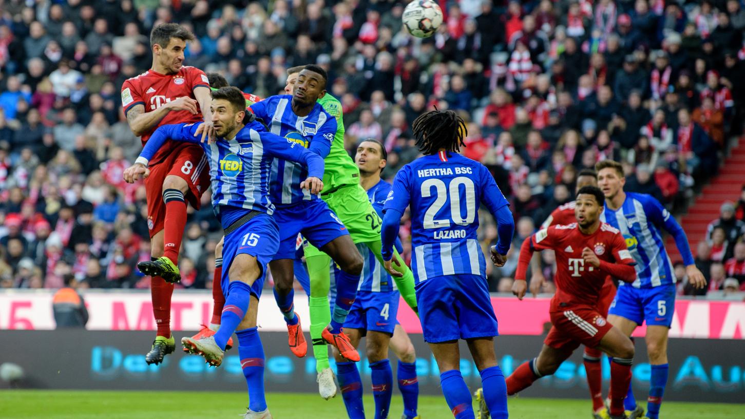 Punktgleich mit Dortmund: Javi Martinez, der schon gegen Liverpool eine starke Leistung abrief, köpft den FC Bayern zum Sieg.