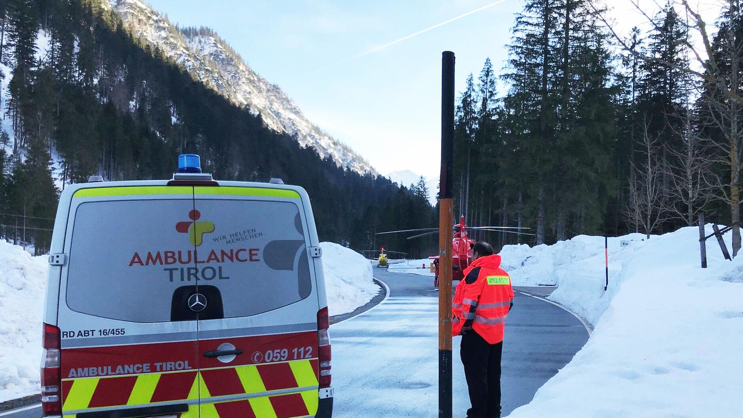 Bei einem Lawinenabgang nahe der deutsch-österreichischen Grenze ist eine Person gestorben.