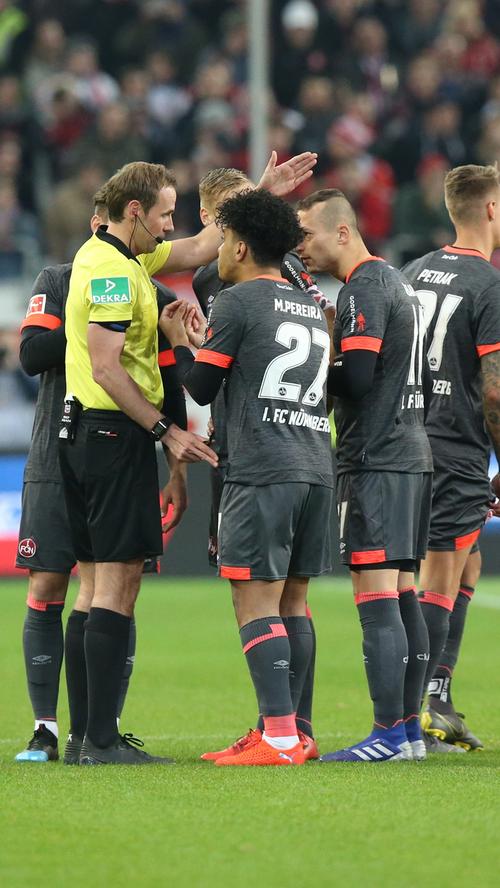Nach dem bitteren Platzverweis in der 10. Minute gegen Hannover 96 von Simon Rhein muss der Club schon das nächste Spiel beinahe komplett in Unterzahl spielen. Pereiras Platzverweis ist bereits der vierte des FCN in dieser Saison und die zweite rote Karte nach nicht mal 10 Minuten.