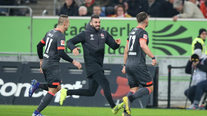 Da hält auch Mikael Ishak nichts mehr auf der Bank! Durch Löwens Treffer geht der FCN schließlich zum ersten Mal seit dem 12. April 2014 in einem Bundesliga-Auswärtsspiel in Führung, und das in Unterzahl.