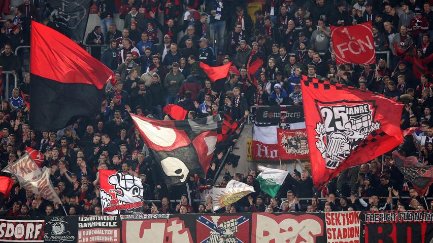 Etwa 2.500 Fans sind mit nach Düsseldorf gereist, um ihren Club rechts vom Rhein zu unterstützen.