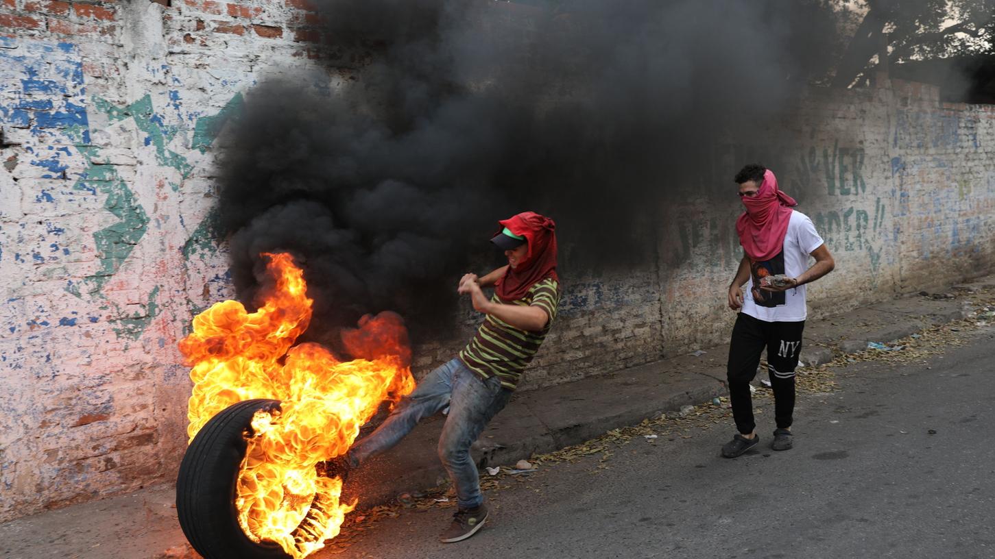 Venezolanische Sicherheitskräfte haben Tränengas und Gummigeschosse gegen Demonstranten eingesetzt, die gegen die Schließung der Grenze zum Nachbarland Kolumbien protestiert haben.