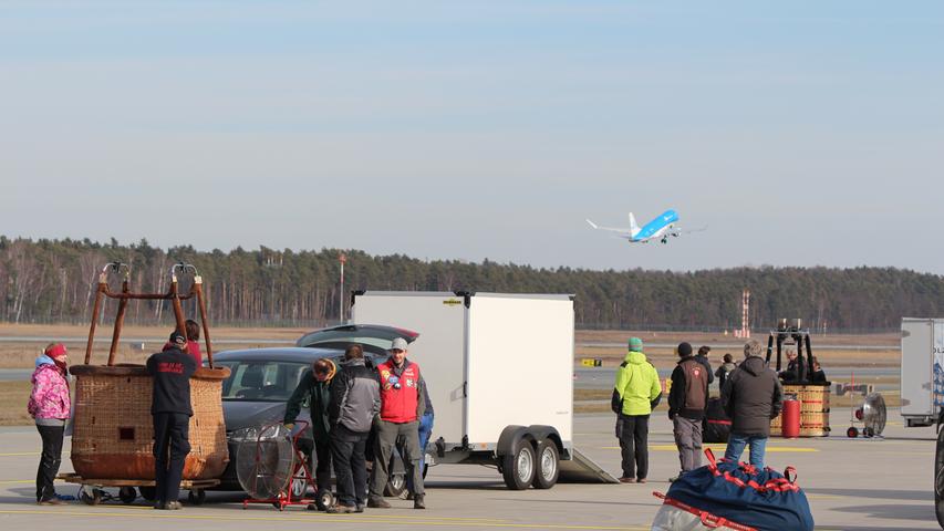 Auf jeden Ballonfahrer kommen mehrere Aufbauhelfer, die auch bei Start und Landung mit anpacken müssen. Im Ballon gefahren wird dann entweder alleine oder mit einem Co-Piloten.