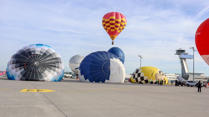 In kurzem Abstand starten jetzt nach und nach die anderen Ballonfahrer. Sie folgen dem Fuchsballon nach etwa 15 Minuten.