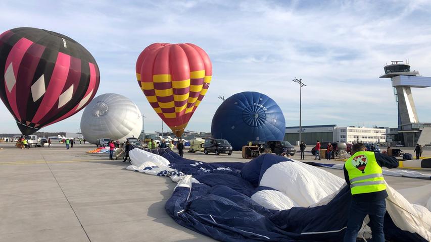 Wie im normalen Flugbetrieb, warten die Fahrer auf eine Startfreigabe per Funk. Nach und nach steigen so immer mehr bunte Ballons in den Himmel auf.