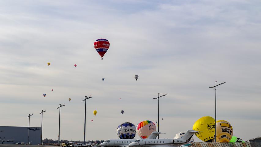 Etwa 30 Heißluftballons hoben insgesamt vom Flughafen aus ab. Sie machten sich dann mit dem Ostwind auf in Richtung Fürth.