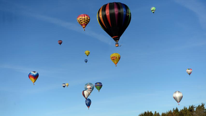 Frankenballoncup am Sonntag: Bunte Luftschiffe in Franken unterwegs