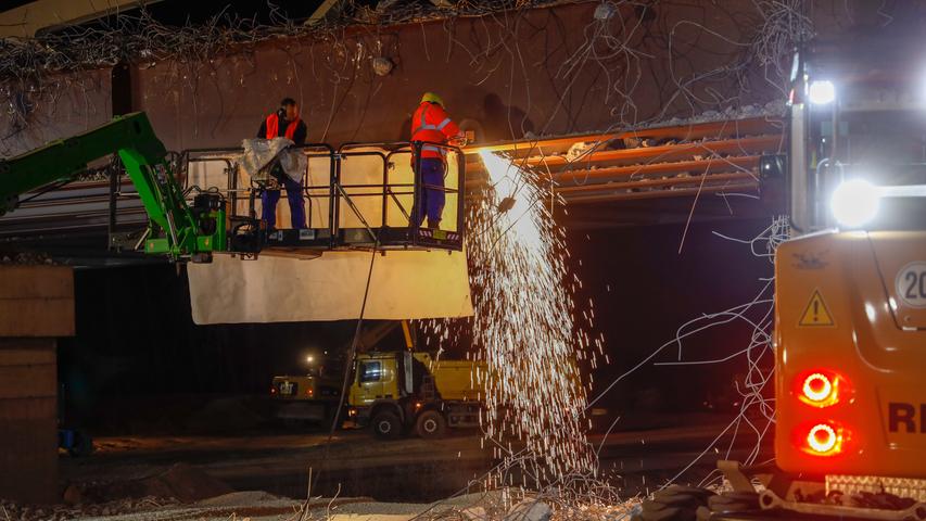 Schutt und Asche: Brücke über A3 bei Erlangen abgerissen