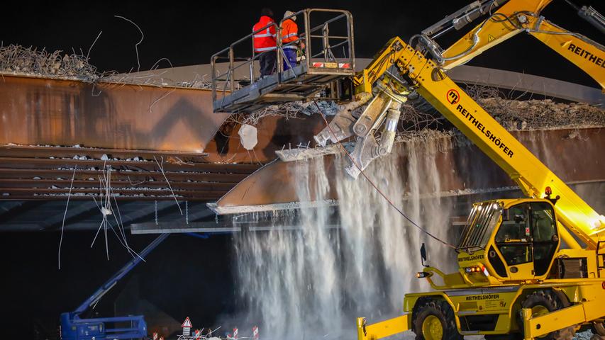 Schutt und Asche: Brücke über A3 bei Erlangen abgerissen