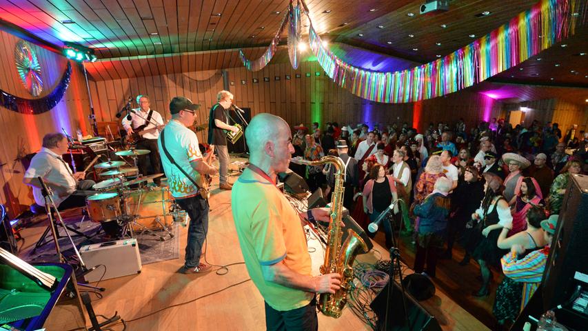 Charme, Glamour, Swing: 2000 Gäste beim Jazzbandball in Erlangen