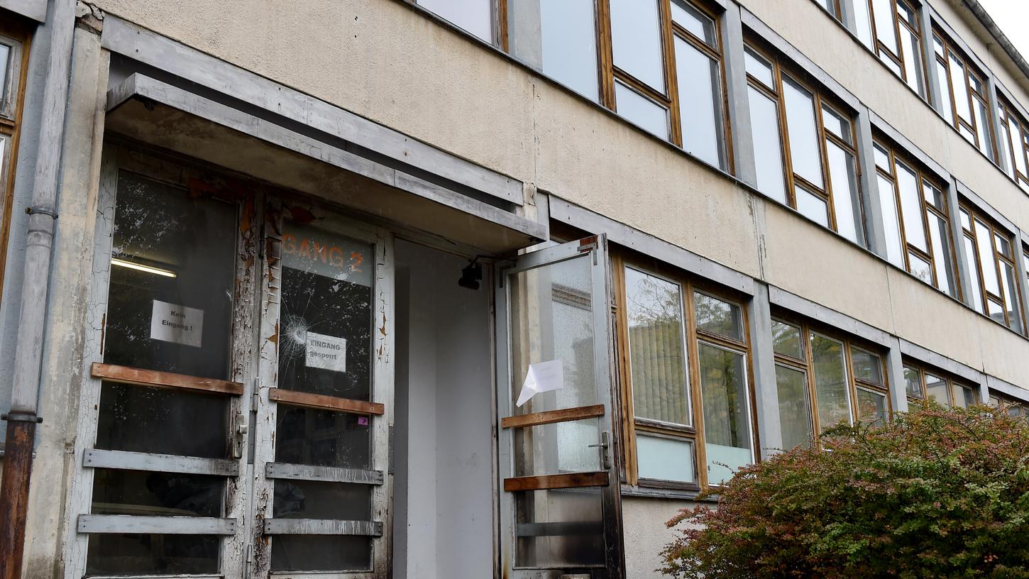 2015 verübten Unbekannte einen Brandanschlag auf eine leerstehende Schule in Dresden. Das Gebäude war als Flüchtlingsunterkunft geplant.