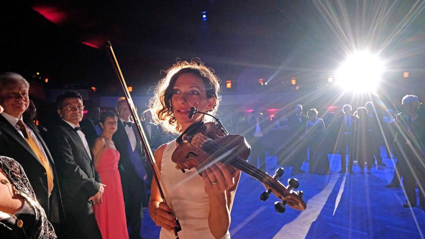 Spazierte mit ihrer Geige auf der Suche nach Lieblingsmelodien durchs Publikum: Stargast Katharina Garrard.