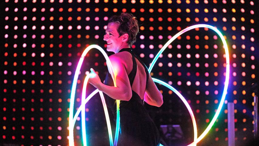 Mit den LED-Leuchtringen erzeugten Artisten um die Violonistin Katharina Garrard faszinierende Effekte und sogar Leuchtschriften.