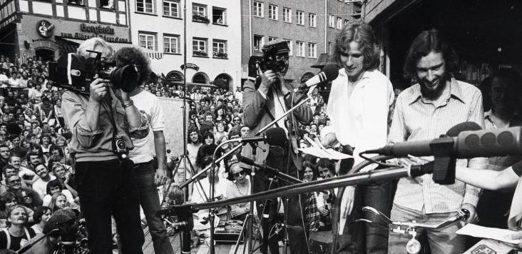 Medienrummel in Nürnberg: Der Oberfranke Thomas Gottschalk besucht in den 70er Jahren das Bardentreffen in Nürnberg. Als Dj hat er im ZDF bereits eine eigene Sendung.