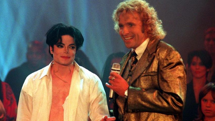 In den 90er Jahren besuchen Weltstars die Sendung: Michael Jackson wird von seinen Fans bei seinem Auftritt  in "Wetten, dass..?" 1995 in Duisburg begeistert gefeiert. Auch Michail Gorbatschow feiert seine ganz persönliche Versöhnung...