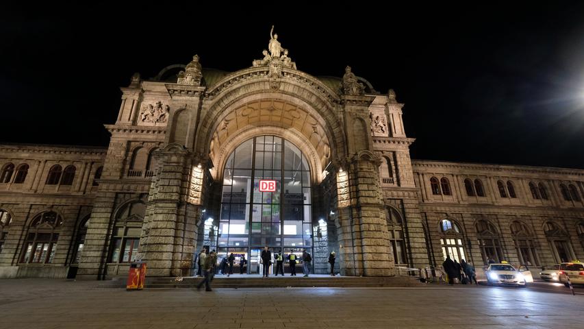 Während die Leute anderswo schon schlafen, spielt sich am Nürnberger Hauptbahnhof nachts das Leben ab. Die Leute kommen an, fahren ab, kaufen ein, speisen oder schlürfen Cocktails. Das Hauptportal des Hauptbahnhofs gibt durch seine Glasfassade schon einen Blick ins Innere frei.