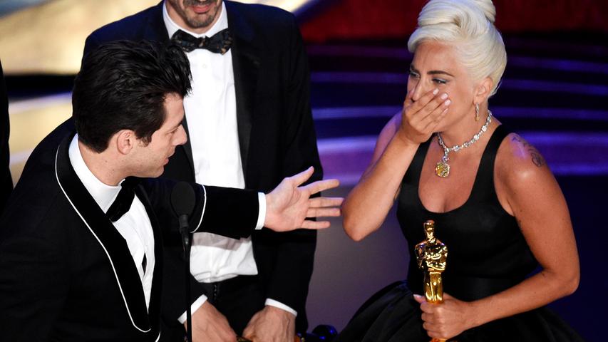 Sehr gerührt nimmt Lady Gaga ihren ersten Oscar für "Shallow", den besten Filmsong aus "A Star is Born", entgegen. Gemeinsam mit ihrem Filmpartner Bradley Cooper präsentierten Lady Gaga später ihren Hit.