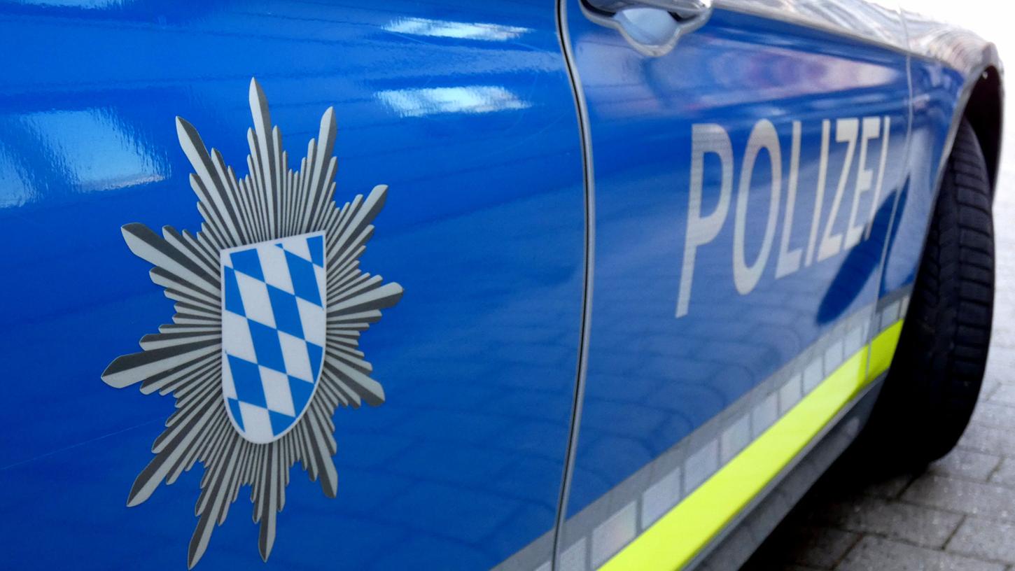 Die Polizeiinspektion Erlangen-Land möchte Kontakt mit einem Busfahrer aufnehmen, der an einem Unfall beteiligt war.
