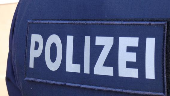 Uttenreuth: 22-jähriger Autofahrer flieht vor der Polizei und rammt eine Straßenlaterne