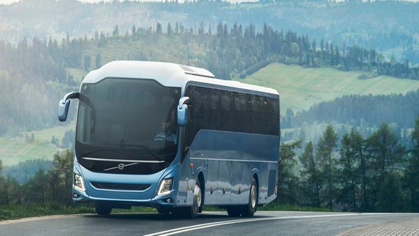 Laut Wirtschaftsminister Aiwanger dürfen in Reisebussen wieder alle Plätze belegt werden, wenn die Passagiere Masken tragen. Gruppenreisen seien möglich.