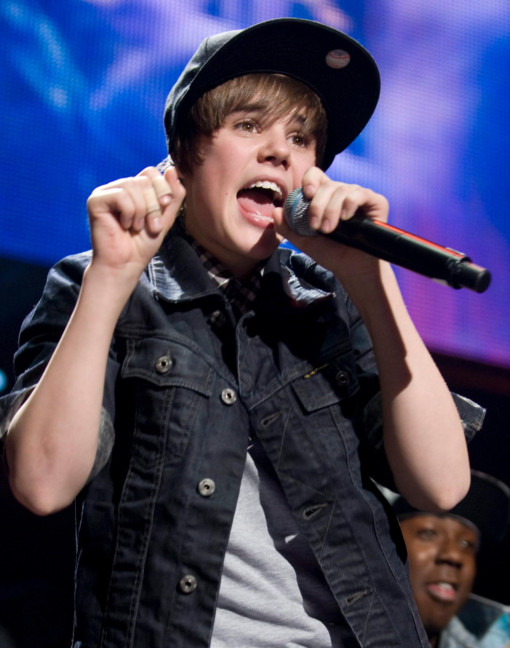 So hatte alles begonnen: Mit gerade einmal zwölf Jahren zog Justin Bieber durch YouTube-Videos, in denen er R'n'B-Songs sang, viel Aufmerksamkeit auf sich. Ein Agent sah Bieber und lud ihn zu Probe-Aufnahmen nach Atlanta ein. Dort begegnete Justin Bieber schließlich seinem großen Idol - Sänger Usher. Mit 15 Jahren konnte Bieber so dank Popstar Usher seinen ersten Plattenvertrag unterschreiben - es folgten Hits wie "One Time" oder "Baby".