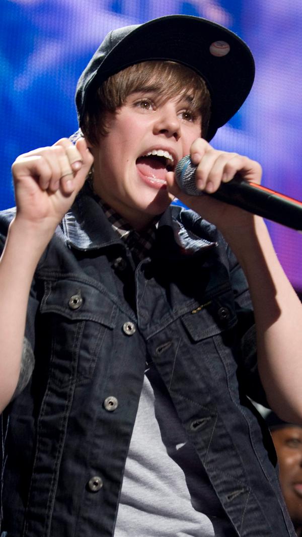 So hatte alles begonnen: Mit gerade einmal zwölf Jahren zog Justin Bieber durch YouTube-Videos, in denen er R'n'B-Songs sang, viel Aufmerksamkeit auf sich. Ein Agent sah Bieber und lud ihn zu Probe-Aufnahmen nach Atlanta ein. Dort begegnete Justin Bieber schließlich seinem großen Idol - Sänger Usher. Mit 15 Jahren konnte Bieber so dank Popstar Usher seinen ersten Plattenvertrag unterschreiben - es folgten Hits wie "One Time" oder "Baby".