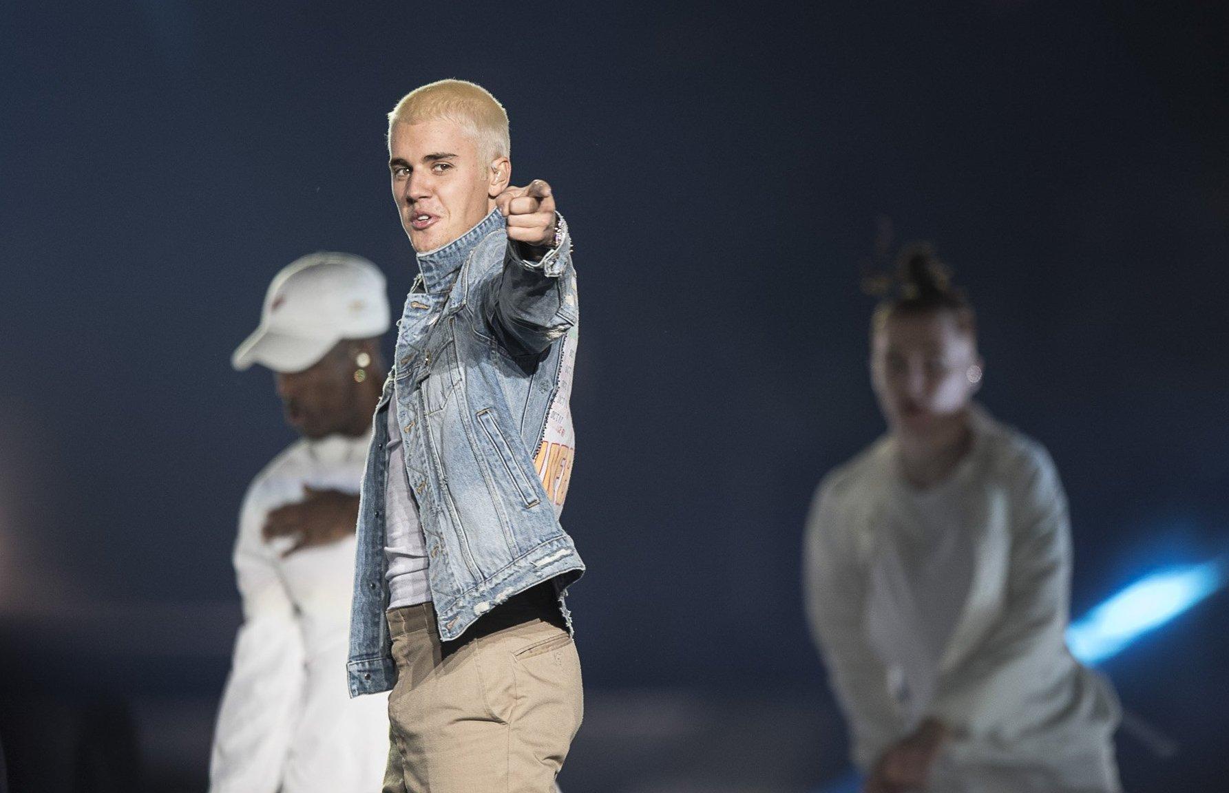 2017 verärgerte Bieber seine Fans allerdings indem er die letzten 15 Konzerte seiner Purpose-Tournee sausen ließ<a href="http://cdn.nordbayern.de/panorama/unvorhergesehene-umstande-bieber-bricht-welttournee-ab-1.6409481/kommentare-7.3312220"><b> - als Grund nannte er unvorhergesehene Umstände.</b></a> 

Nach den Hits <a href="https://www.youtube.com/watch?v=4GuqB1BQVr4"><b>"Boyfriend" und "Where Are Ü Now"</b></a>, für den er mit Diplo und Skrillex seinen ersten Grammy gewann, ist Bieber auch auf YouTube wieder ganz oben angekommen: Sein Megahit "Despacito" mit Luis Fonsi und Daddy Yankee wurde 2018 das erste Video, das die Marke von fünf Milliarden Klicks erreichte.

