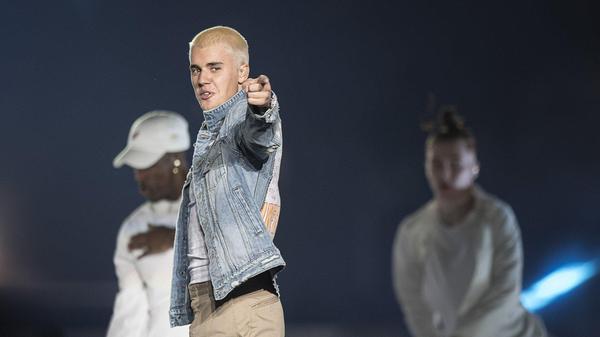 2017 verärgerte Bieber seine Fans allerdings indem er die letzten 15 Konzerte seiner Purpose-Tournee sausen ließ<a href="http://cdn.nordbayern.de/panorama/unvorhergesehene-umstande-bieber-bricht-welttournee-ab-1.6409481/kommentare-7.3312220"><b> - als Grund nannte er unvorhergesehene Umstände.</b></a>
Nach den Hits <a href="https://www.youtube.com/watch?v=4GuqB1BQVr4"><b>"Boyfriend" und "Where Are Ü Now"</b></a>, für den er mit Diplo und Skrillex seinen ersten Grammy gewann, ist Bieber auch auf YouTube wieder ganz oben angekommen: Sein Megahit "Despacito" mit Luis Fonsi und Daddy Yankee wurde 2018 das erste Video, das die Marke von fünf Milliarden Klicks erreichte.