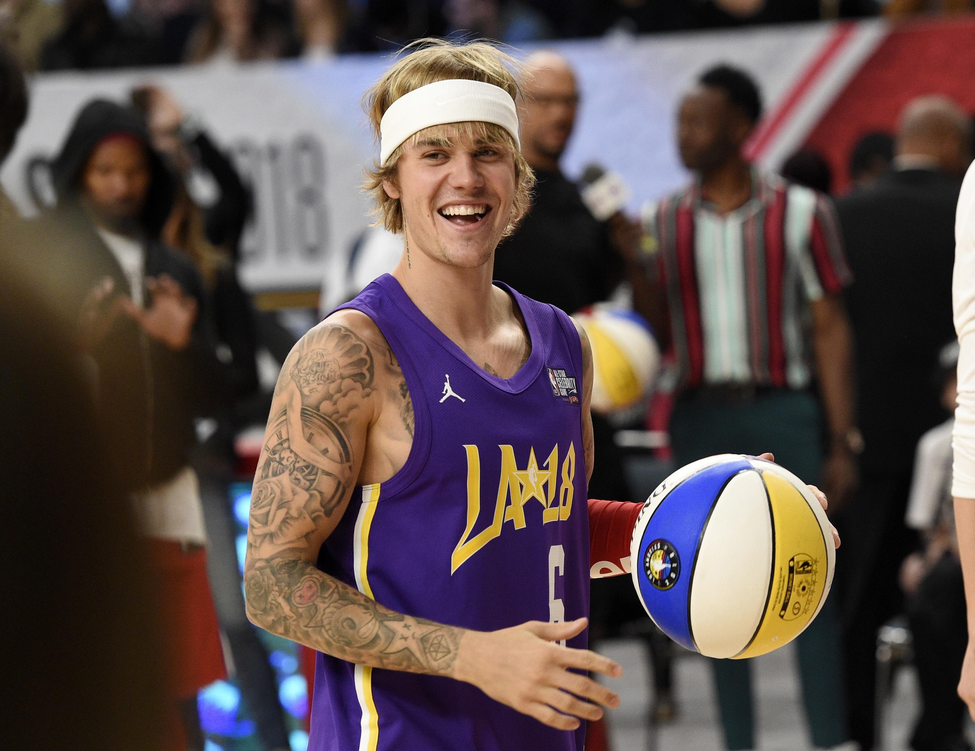 Nach zehn Jahren Höhenflug über vier Alben blickt Bieber dieser Tage vor allem nach innen und denkt über "Charakter-Zeug" nach, wie er der Zeitschrift Vogue vor einigen Wochen sagte. Statt Musik wolle er darüber nachdenken, ein guter Mensch und guter Ehemann zu sein. Bei seinem Erfolg ab dem Alter von 13 Jahren habe er kaum Gelegenheit gehabt, sich selbst zu finden. "Wenn man so versunken ist im Musik-Business, verliert man das in gewisser Weise aus dem Blick."