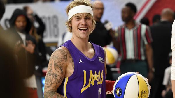 Nach zehn Jahren Höhenflug über vier Alben blickt Bieber dieser Tage vor allem nach innen und denkt über "Charakter-Zeug" nach, wie er der Zeitschrift Vogue vor einigen Wochen sagte. Statt Musik wolle er darüber nachdenken, ein guter Mensch und guter Ehemann zu sein. Bei seinem Erfolg ab dem Alter von 13 Jahren habe er kaum Gelegenheit gehabt, sich selbst zu finden. "Wenn man so versunken ist im Musik-Business, verliert man das in gewisser Weise aus dem Blick."