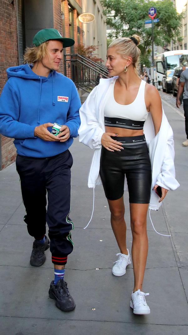 Auch privat läuft es für Justin Bieber mittlerweile wieder rund: Er ist mit dem 22 Jahre alten Model Hailey Baldwin liiert, sie nennt er nun "seine große Liebe". US-Medien spekulieren, ob die beiden sich nicht sogar schon trauen ließen<a href="http://www.nordbayern.de/panorama/haben-sich-justin-bieber-und-hailey-baldwin-verlobt-1.7803792?searched=true
" < b></a> und sich zu Biebers Geburtstag am 1. März erneut das Ja-Wort geben werden.