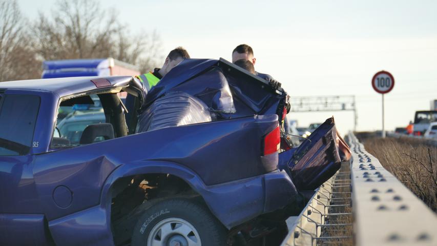 Auf Pick-up gekracht: Laster verursacht Unfall auf A73