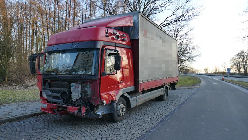Auf Pick-up gekracht: Laster verursacht Unfall auf A73