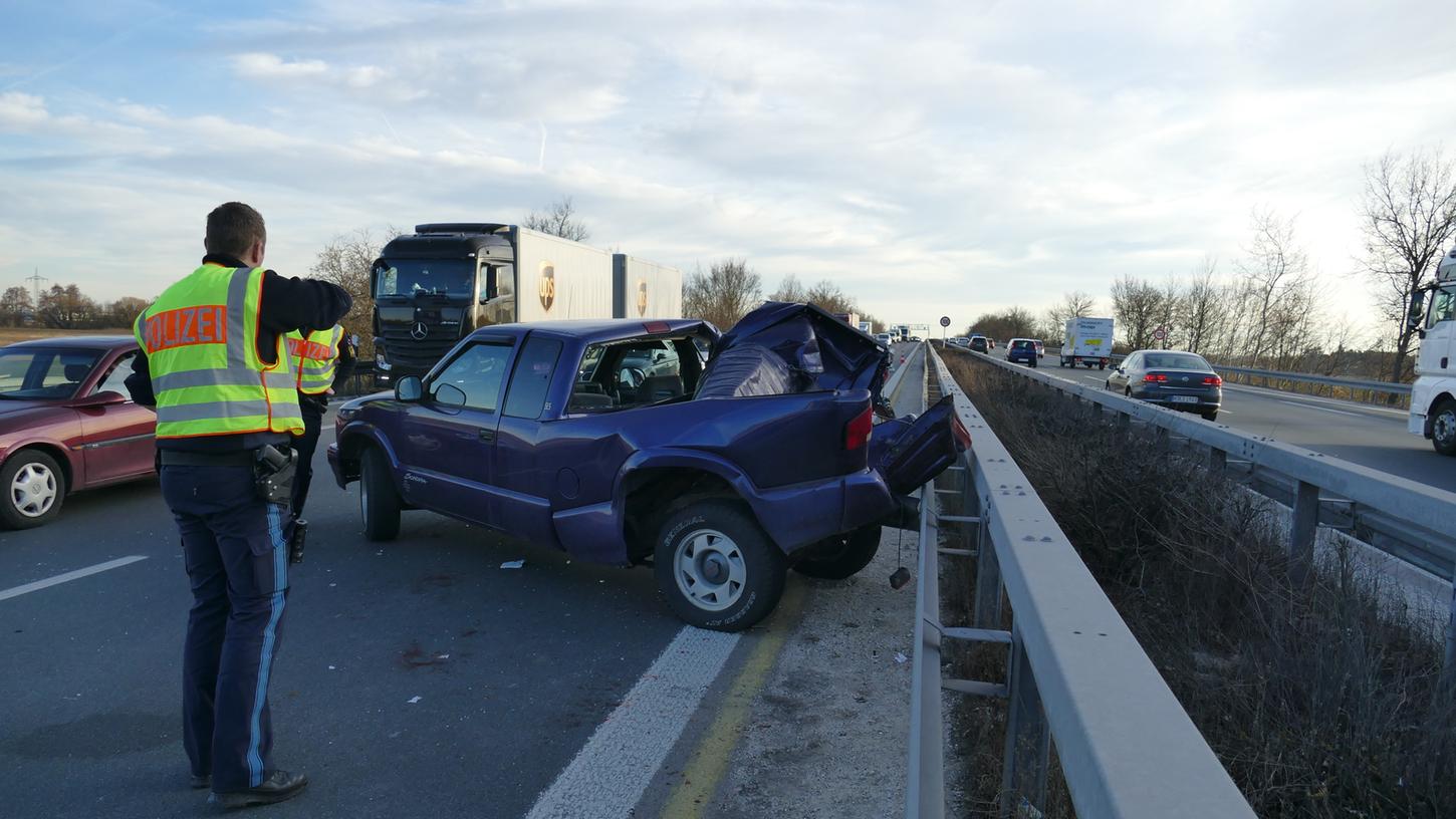 Besonders die Ladefläche des Pick-up ist nach dem Zusammenstoß, verursacht durch einen tonnenschweren Lastwagen, auf der A73 bei Fürth in Mitleidenschaft gezogen worden.