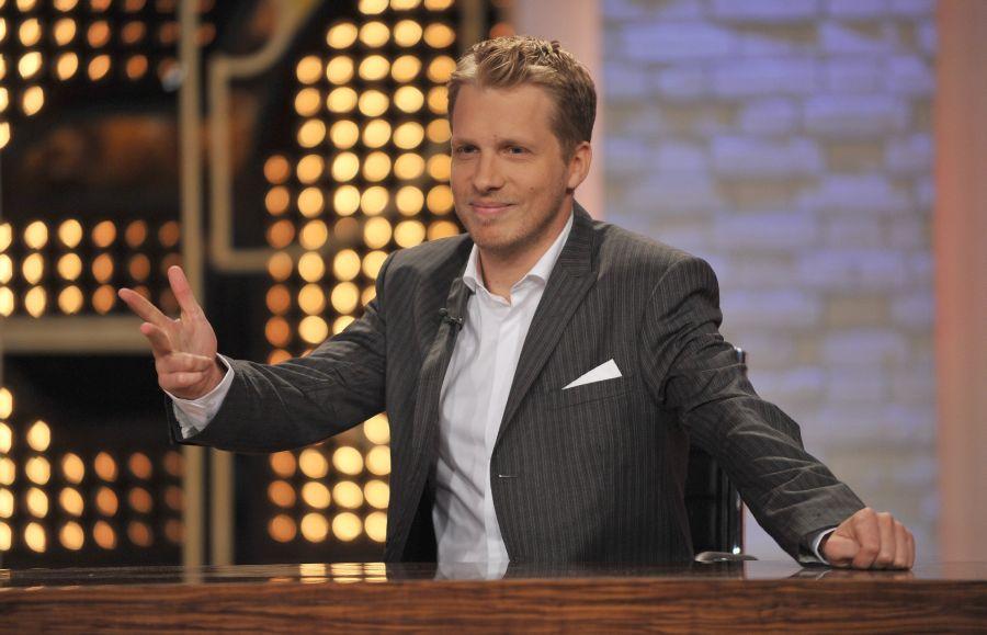 Er war eine zeitlang einer der bekanntesten Quatschmacher im deutschen TV, seine schulische Karriere hat er aber nach dem Realschulabschluss beendet. Dann absolvierte Pocher seinen Zivildienst und eine Ausbildung zum Versicherungskaufmann, dann folgte seine Karriere als Comedian.