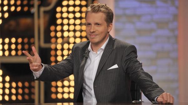 Er war eine zeitlang einer der bekanntesten Quatschmacher im deutschen TV, seine schulische Karriere hat er aber nach dem Realschulabschluss beendet. Dann absolvierte Pocher seinen Zivildienst und eine Ausbildung zum Versicherungskaufmann, dann folgte seine Karriere als Comedian.