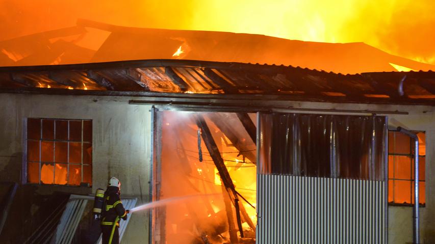 Roth: Gewaltige Flammen lodern aus Lagerhalle